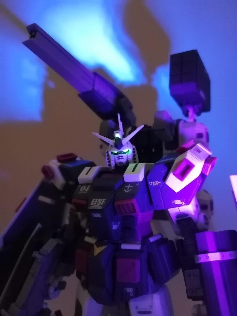 頭部カメラは蛍光イエローと蛍光グリーンで発光します。このガンダムは暗闇で目が光るイメージなので。最後まで見ていただき、ありがとうございます😸