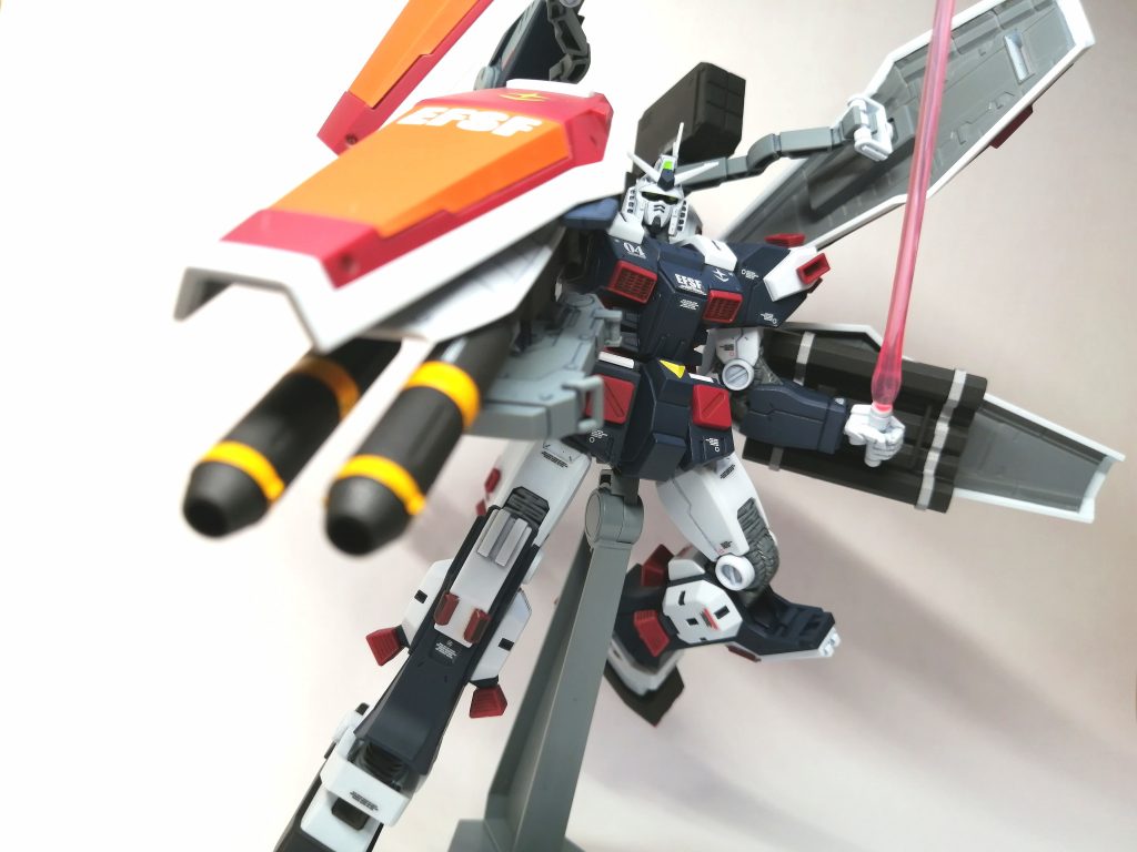 アクションポーズ。スタンドが付属しているのがいいですね。スタンドなしで直立はできないのでスタンド必須ですが。