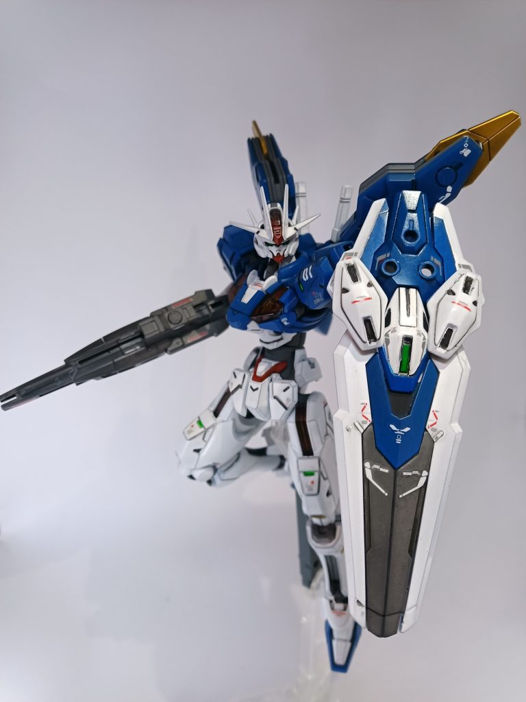 シールドを構えてのポーズ