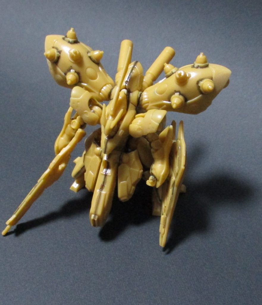 再販で購入してからいつか作ろうと考えていましたが、ボークスさんのペイントコンテストに応募するべく製作を開始しましたこれを作る前に同シリーズのバイアランカスタムを作りかけで放置した輝かしい実績があるので、合わせ目の処理は全く無視しています(ゲート処理だけはしました)