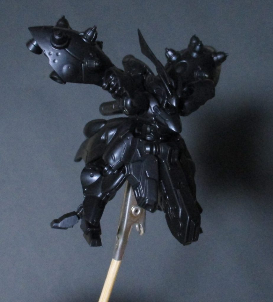 全部組んで問題ないだろうと考えていましたが、小さいので筆が届きにくく、すごく塗り辛い…めっちゃ塗り辛い…ファレホメカカラーの黒プライマーを下塗りしています最終のトップコートまでは全て筆で塗りましたが、一番最初の塗装だけはやはりエアブラシを使った方が良かったです