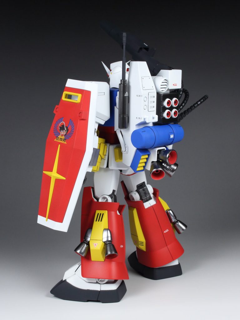 せっかく塗装しているのでシールドの覗き穴はキットの成型色から変えて黄色にしました。