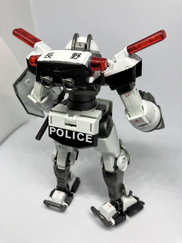 バックパックの3ミリ穴にアオシマのパトライトがばっちりはまってびっくり。肩は接着しました。うまく塗れていない…