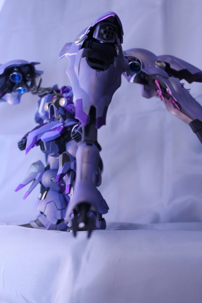 　やってみたかったことの二つ目は，バインダーの真ん中をくりぬいて武装を仕込むことです。　前面２枚のバインダー内には４連装メガ粒子砲を仕込みました。　くりぬくのも大変でしたが，くりぬいた部分を稼働するように工作するのも内部を作るのも思いのほか大変でした。