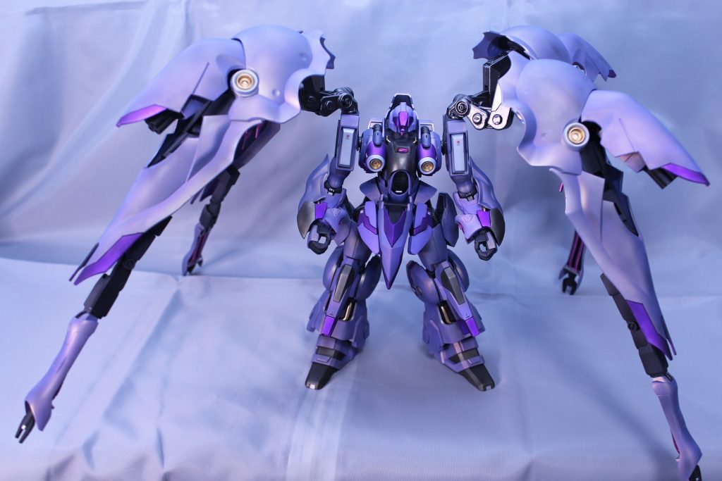 　全体像・・・・。とにかく横にでかいです。このままだととてもじゃないけど飾る場所がないので，バインダーははずして飾ることになりそうです。