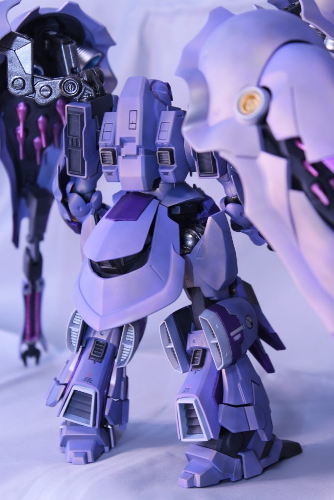 　腰部リアアーマーは開口してスラスター増設，足のスラスター部分に箱組を追加して２重にしてます。