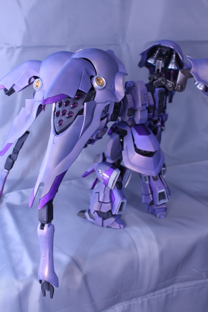 　背面２枚のバインダー内にはファンネルラックを仕込みました。キュベレイのファンネルラックを埋め込んでます。　あとサブ・アームは，キットのままだと貧弱に見えたので，妹からもらったエコプラガンダムの腕を延長して強引に貼り付けました。イメージとしては，ノイエ・ジールの隠し腕です。