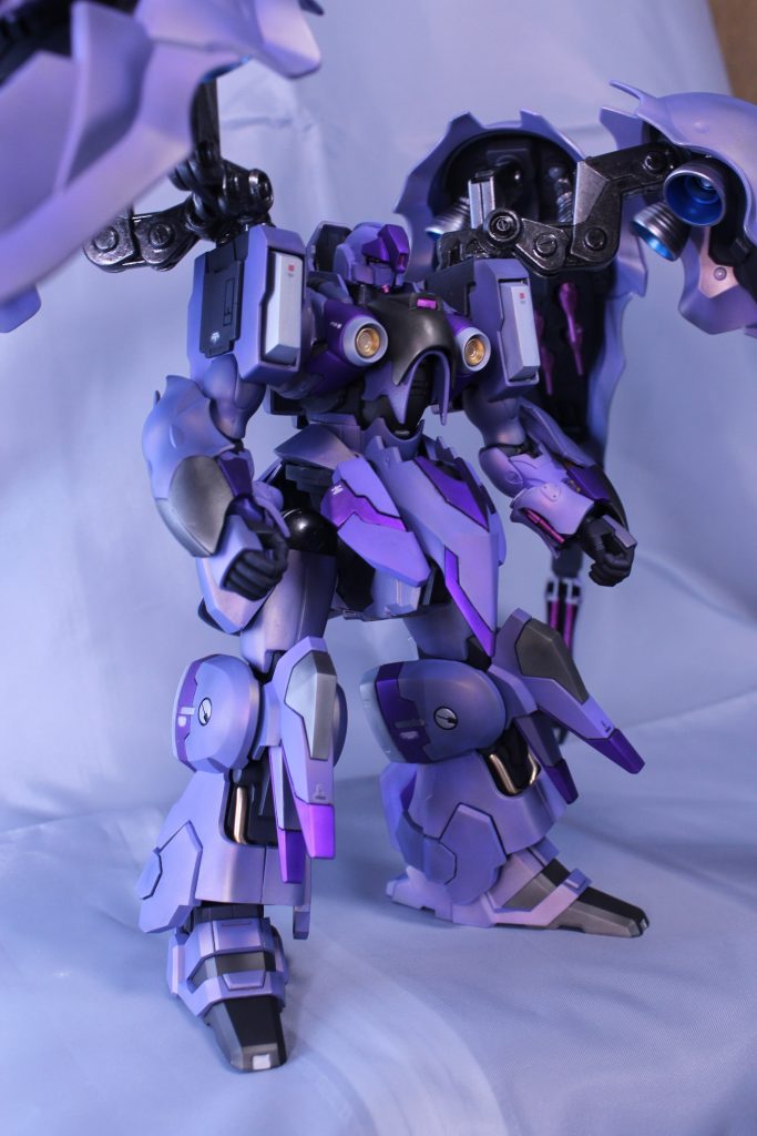 　やってみたかったことの一つ目は，形状をクィン・マンサに寄せることです。ガンダムＵＣでクシャトリヤを見た瞬間から，プラモ作るなら絶対やってみたいと思っていました。　頭部は，実家の倉庫に眠っていた最初期のＨＧガンダムの頭部を改造してガンダムフェイスにしました。　胸部メガ粒子砲は，４門から２門へ減らしました。　肩形状を角張ったデザインから斜めのデザインに変更しました。　腰部デザインはおもいっきり変更しました。特に腰部サイドアーマーはしっくりくるジャンクパーツがなかったので，フルスクラッチです。　最後に，太もも横にキュベレイの足先のパーツを張り付けて完成です。