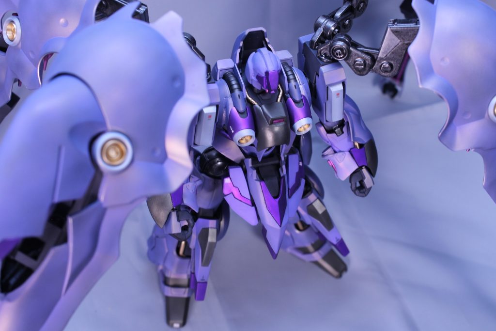 　エングレービングは消しました。あと襟を切り取って１ｍｍ延長，腕にキュベレイのビームガンをくっつけました。