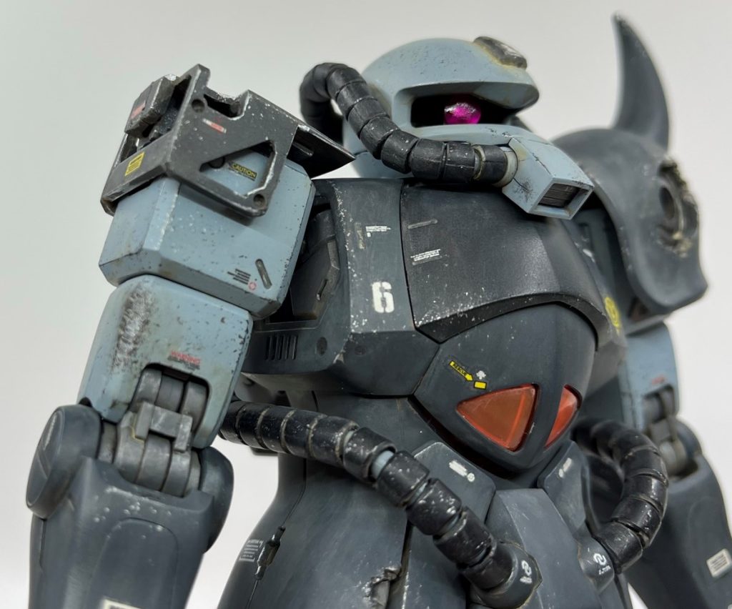 右肩は戦闘でアーマーが大破したので、急造のプロテクターを装着しています。敵の攻撃からの防御効果はほぼ見込めませんが、バズーカ運搬、発射時の衝撃等を肩ジョイントで緩衝する事で、腕関節を保護する効果が見込まれます。適当なジャンクパーツを切った貼ったしてこしらえました。ジョイント部はキットのジョイント部分を切り出して接着しました。