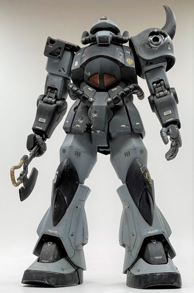 地上戦で実戦真っただ中の設定なのでウェザリングに拘ってみました。ウォッシングはすべてクレオスのウェザリングカラーで、3色を使い分けました。ベースのグレイッシュブラウンは全体に塗り付けた後、薄め液を染みこませた綿棒で拭き取り。乾くと意外と主張してくるので、「拭き取り過ぎかな？」くらいしっかり拭き取った方が吉です。チッピングを施した後、最後の仕上げとして部分的に泥(グランドブラウン)や砂(サンディウォッシュ)汚れをアクセントで入れました。これらは部分的に塗り付け、拭き取りも加減をつけて濃淡つけてみました。汚しはアラも隠せるし、何よりやっていて楽しいですね。