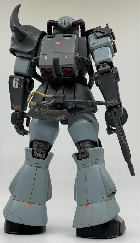 08小隊に登場したトップ小隊と同じように、黒海周辺に展開していた前線に配備されていましたが、オデッサ陥落により前線が崩壊、友軍が散り散りになってしまい逃避行する小隊機という設定です。当然整備環境はままならず、ダメージは補修できずそのまま、有りもので繕った箇所が垣間見えます。以前HGUCリバイブグフで制作した現地改修グフA型と同じようなイメージで、今度はMGでセルフリメイクした感じです。