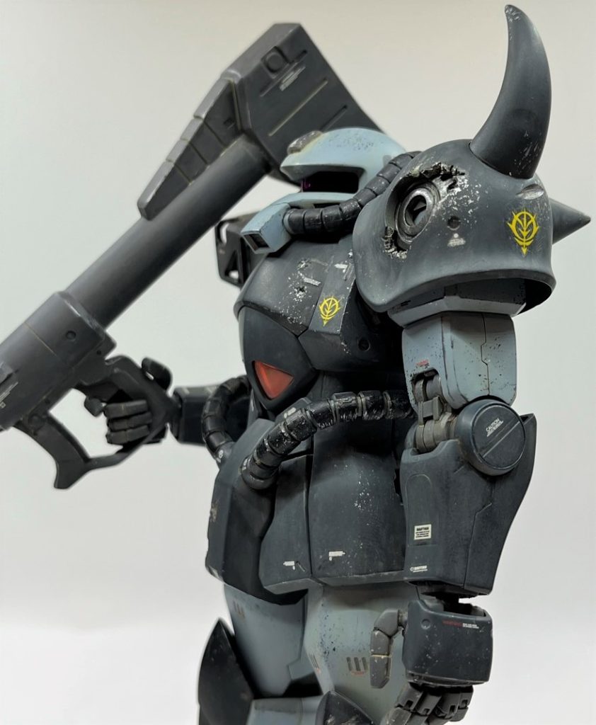 キットに両手が付属していたので、追加で調達したパ―ツは無しです。カラーリングは色々と悩みましたが、以前拝見させていただいたぱんきちさんのグフカスのカラーリングがカッコ良過ぎたので、配色参考にさせていただきました。基本ストレート組みで、一部補修パーツやダメージ痕を施し、現場感の演出を目指してみました。