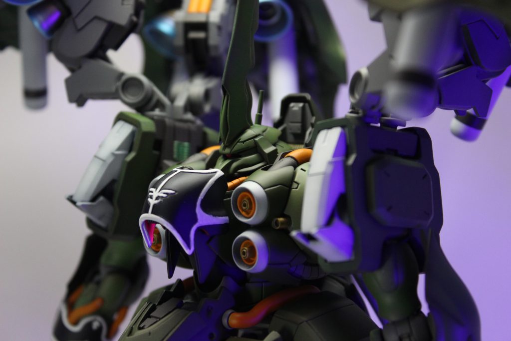 ブラックライトでコックピット周りが光ります。