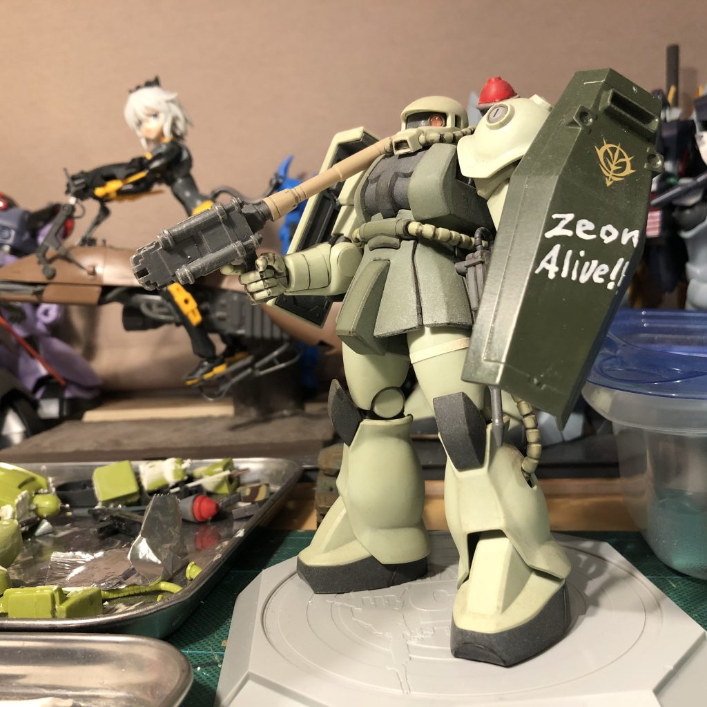 去る3/9の「ザクの日」に「制作ストーリー」へ上の画像をUPしたのですが、たくさんのリアクションをいただきまして、コレはちゃんと仕上げてUPしなければと思い、追加部分塗装・追加デカール・追加ウェザリングを施しまして再投稿です。