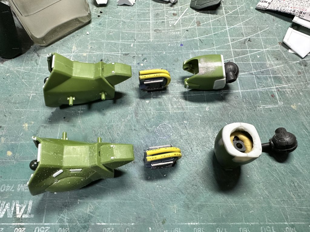 組んでみたら、どうにも短足でカッコワルイ。膝関節は2重になってるうちの大腿側を固定にして延長。股関節も30MMの関節を流用してさらに延長。大腿部も2mmほど幅増しして太くしてあります。あとで仮組みしたら膝関節がスカスカ。前後にプラ板を箱組みしてカバーをつけました。これで膝の可動域は絶望的に。