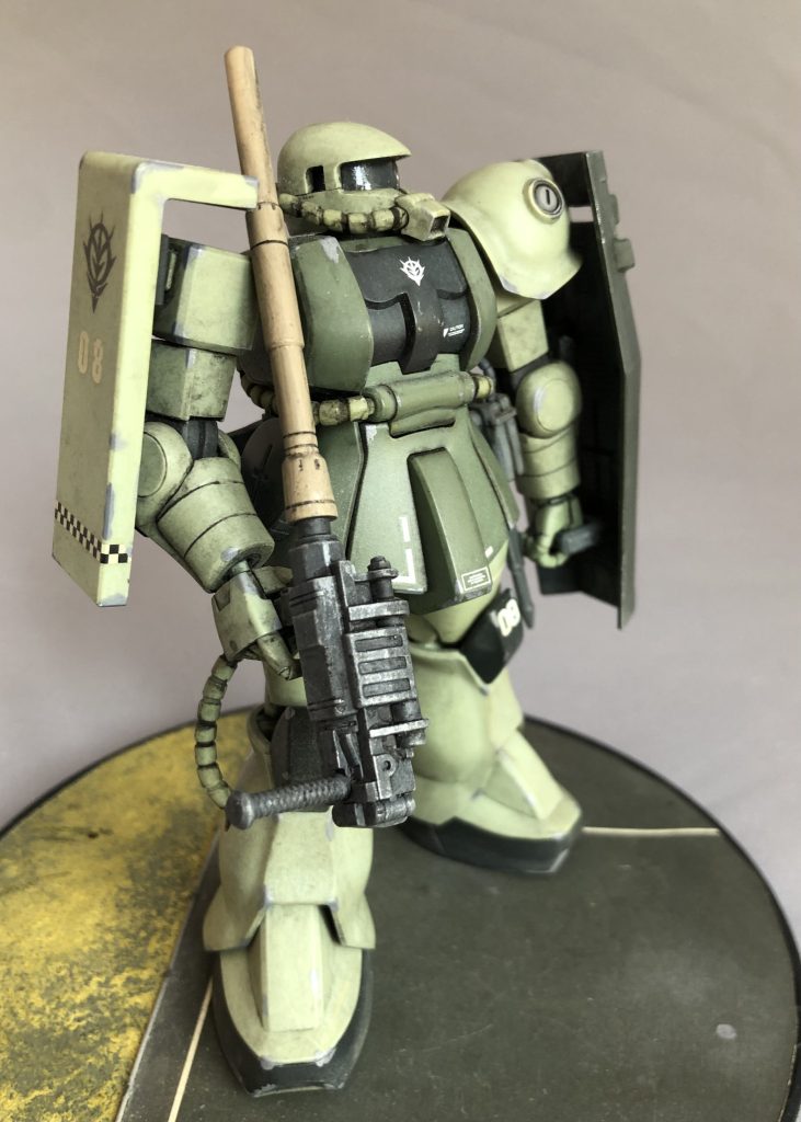 一度は成形色残しつや消しクリアで仕上げてあったのですが、追加デカールに際しデカール貼り付け部はツヤ有クリアでコーティングしてから貼り付けました。デカールの完全乾燥を待ってつや消しクリア→ウォッシング→チッピングです。