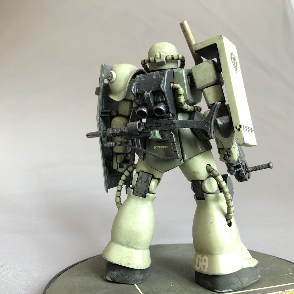 この機体は1年戦争後も地球に残存している残党軍という設定です。オデッサ陥落後、コーカサス地方からカスピ海沿岸あたりに潜伏している部隊のイメージです。損傷したマゼラアタックから再利用したマゼラトップ砲や、撃墜した連邦機からぶん盗ったシールドが残党軍の厳しい懐事情を物語っています。現実的にこれくらいが限界なんじゃないかな〜と思っているレベルの重装備にしてみました。