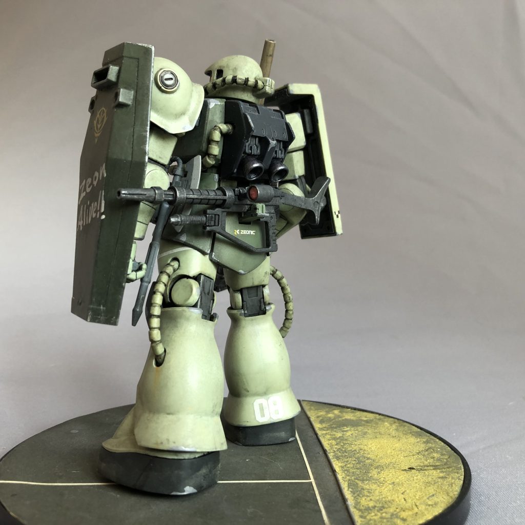 左肩ショルダーアーマーはスパイクを外した状態にしてあります。バックパックはFGザクのモノを移植しました。