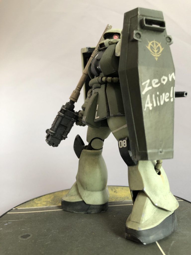 連邦シールドはFGガンダムのもの。Zeon Alive!!のペイントはガンダムマーカーで一発書きです。よく考えたら旧HGUC ザクをほぼそのままのプロポーションでガンスタさんにUpするのはこれが初めてでした