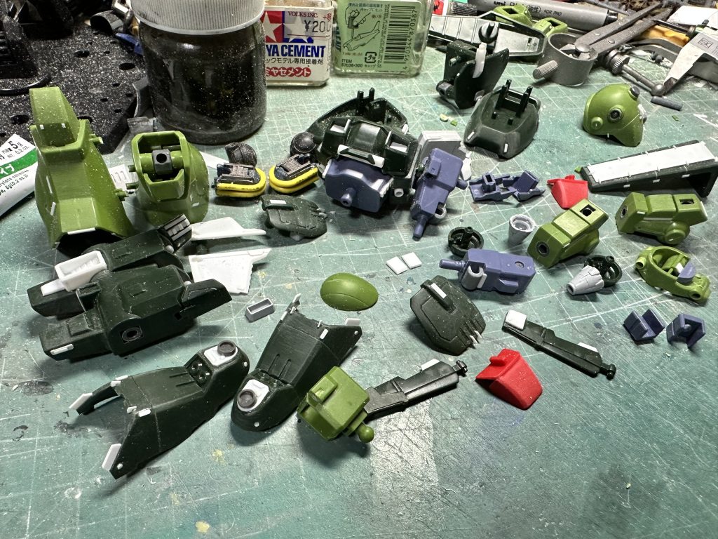 今回のお題、ハイザックです。個人的にザクⅡが好きすぎて、全然食指が動かなかったMSですが、ついパチ組みしたらズルズルと手を入れる事に。 最初期のHGUCなので全パーツの面とエッジがダルいです。すべてヤスリで処理して連邦機らしく面とエッジをキッチリ出してます。んでクドくならない程度にスジボリ、プラ板でディテール追加。地味ながら全身、なにかしら手が入ってます。あと動力パイプがどうにも使いにくい軟質パーツなので、全部捨てて他素材に置き換えています。