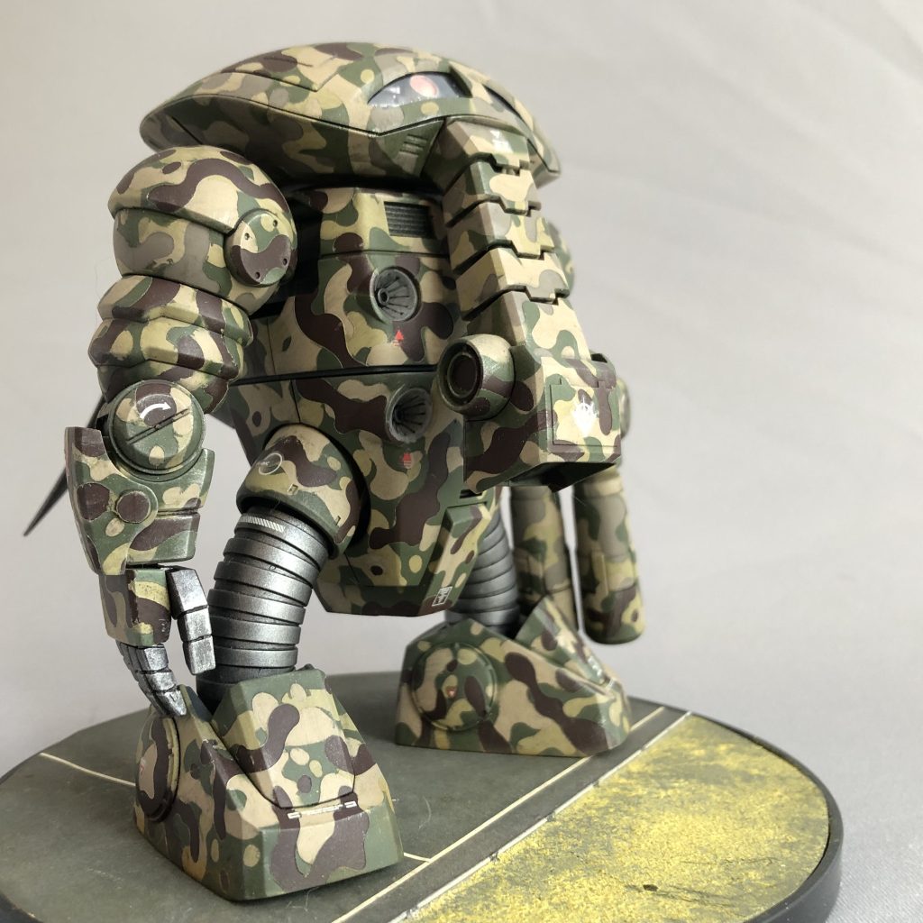 竣工時に失踪していた右平手が我が家のマウンテンサイクル、ザブングル坑から出土したので、本体同様迷彩塗装を施し装着してあげました。竣工以来ヒートソードを握りしめ、イキリ立っていたジュアッグさんが平静を取り戻しました。