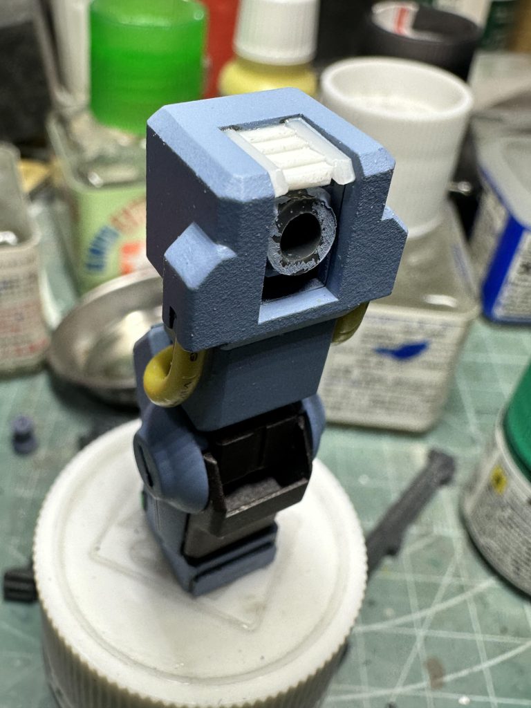 仮組みしたとき、右肩の隙間が気になったので塞ぎました。膝関節に続き上半身の可動域も格段に狭くなりますが、ウチのMSは基本、素立ちの美を追求してポージングさせないため無問題です(苦笑)。