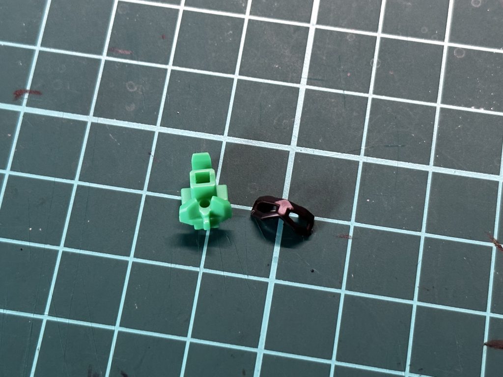 1/144のガンダム系キットを作った方には伝わると思うのですがカメラアイのパーツが分割されていて感動しました。水星のキットは毎回驚かされます。