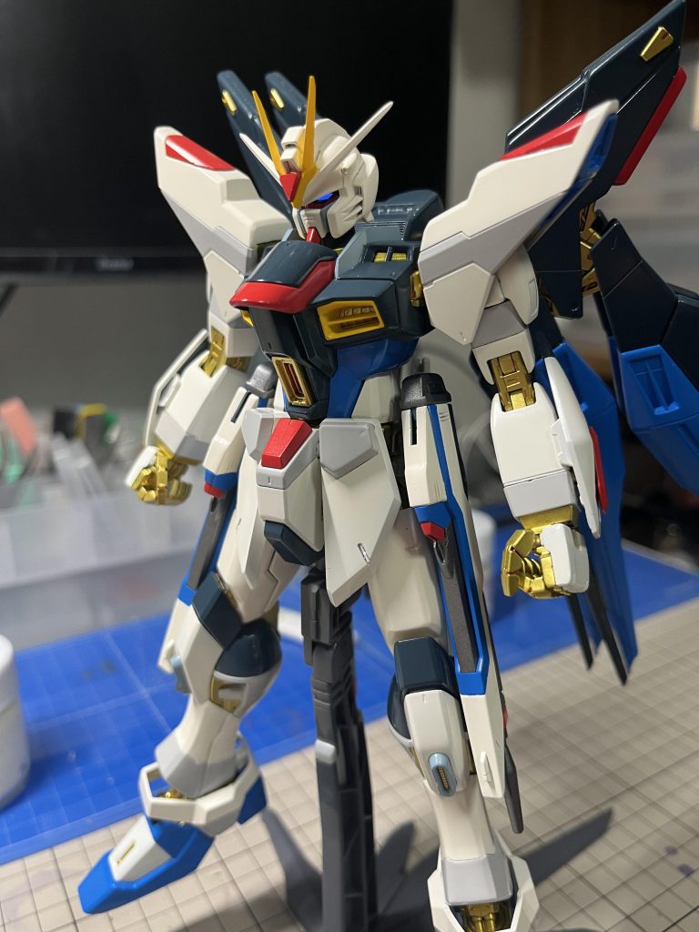 ツインアイやセンサー部は蛍光クリアー入れてます。