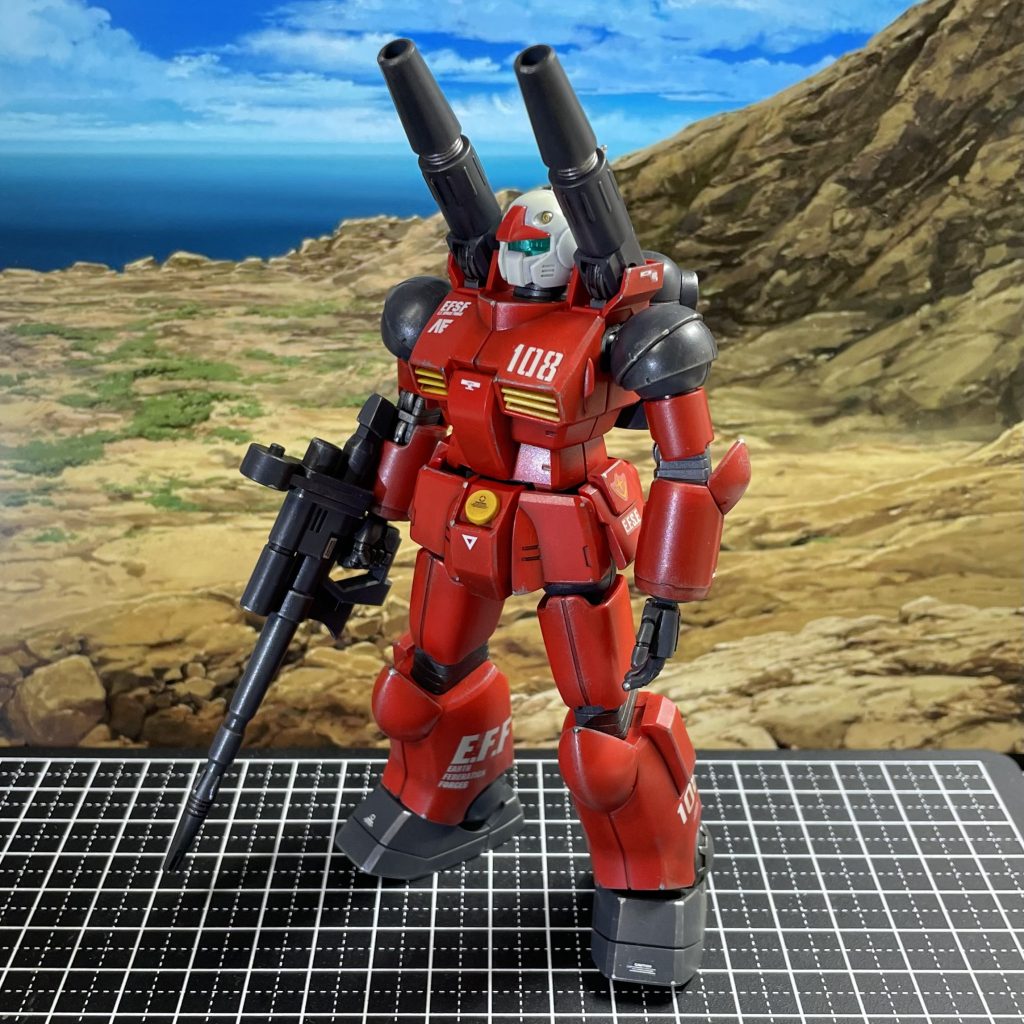 本体(赤部分)は塗装ナシ、リアルタッチマーカーのブラウンで色被せのみ。グレー部分はMSファントムグレーにリアルタッチマーカーのグレーをプラス。チタンシルバーでドライブラシ、ポイントでジャーマングレイとかガンダムマーカーEXメッキシルバーを使用しています。