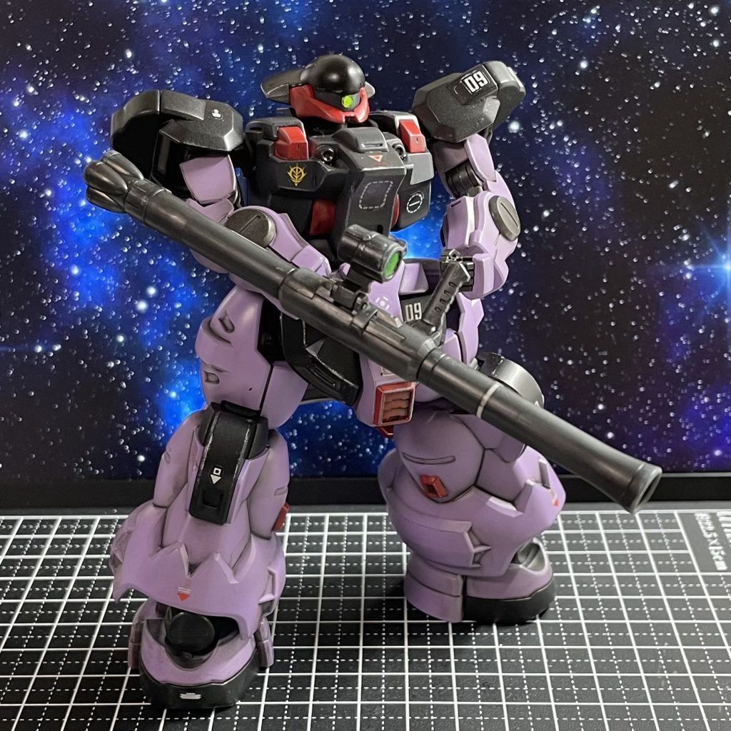 背中の羽と肩のアーマーを外すとちょっとだけドムっぽくなる。ちなにみさっきから持たせてるのはザクバズーカです。