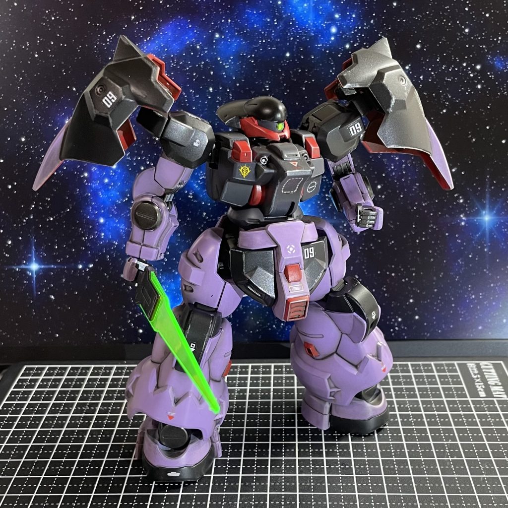 胸に光るジオンマーク。そうドムだからジオンのMSなのだ。そして目をモノアイ化。銀シールの上にビームサーベルのランナーを輪切りにして貼ったもの。顔だけはジオンのMSだ。