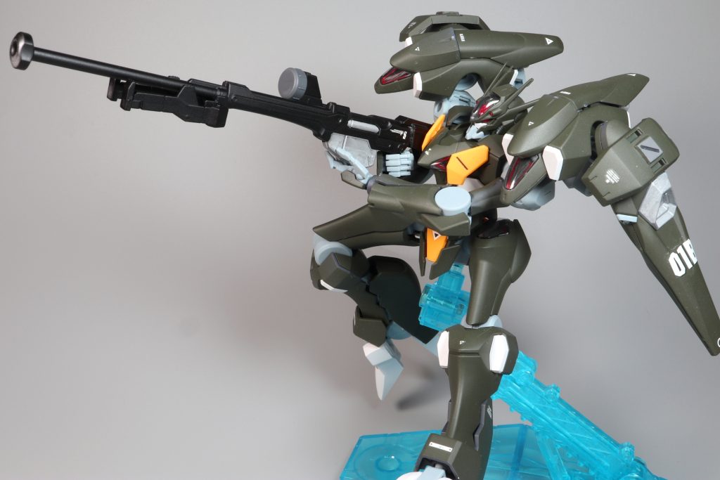 ビームアルケビュースで狙撃のポーズ正式採用にあたり納入先からの要望でバイポッドを装備、また狙撃支援用のスコープ状のレーダーも追加されています。この写真だと見えませんがストックの形状も変更。