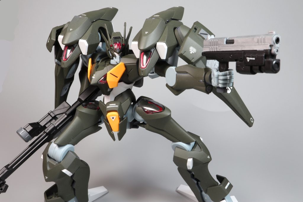 狙撃を掻い潜ってきた敵機を拳銃で迎撃のポーズ火力は心許ないので、牽制して距離を取るのが目的です。