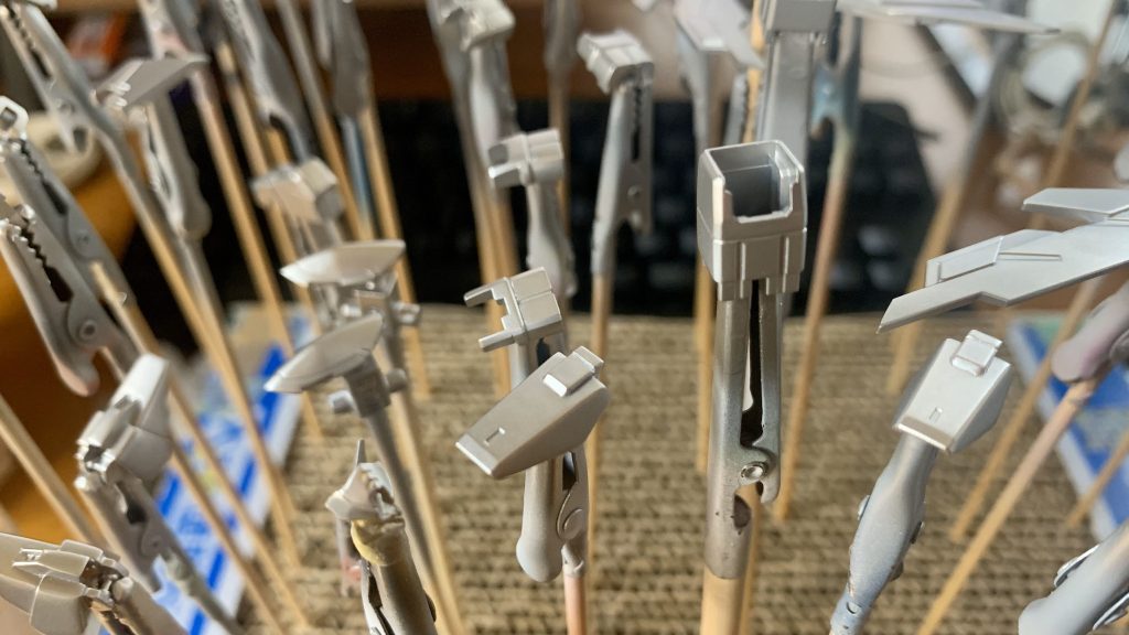 白パーツは8番シルバーを下地にして、発色が良くなるようにしています。