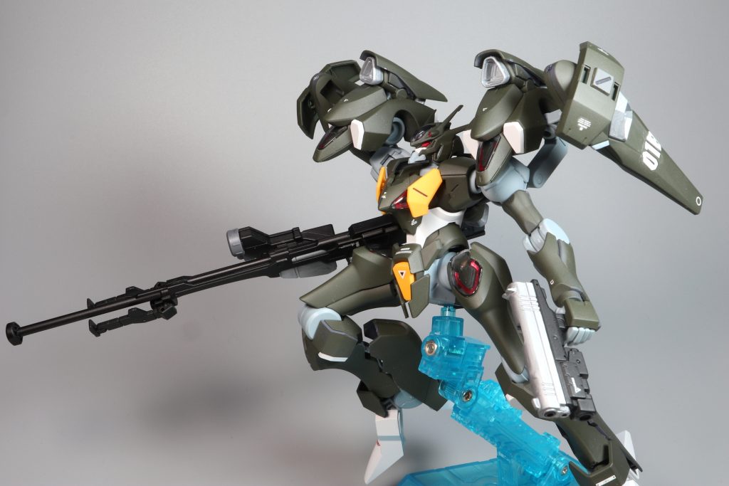 上昇ポーズ武装はビームアルケビュースに加えて近距離戦を想定した対MS用大型拳銃を装備しました。