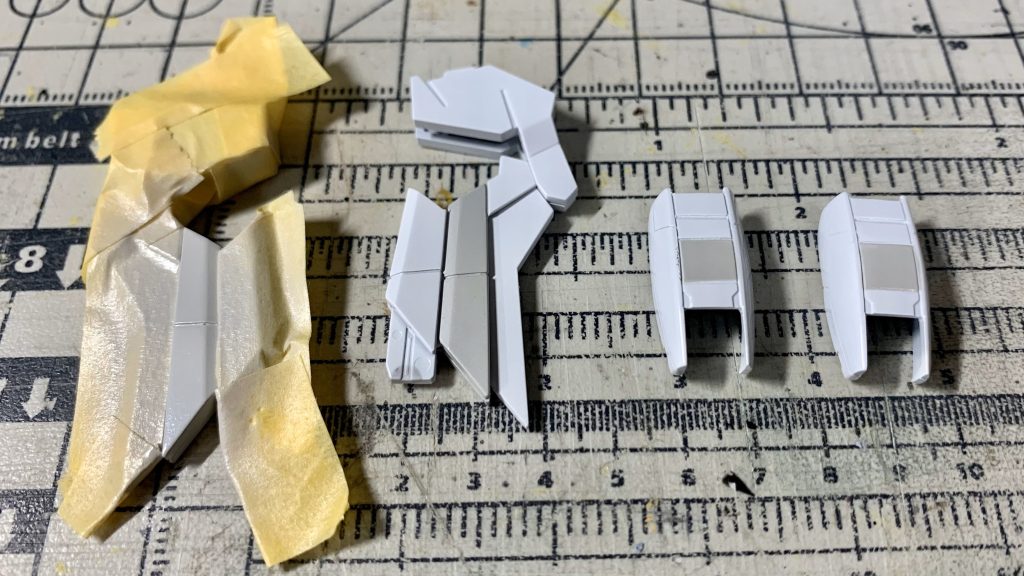 白・青・赤のパーツはカラーリングが単調にならないよう、ツートンカラーで塗りました。例えば白のパーツは、ガイアカラーのアルティメットホワイトとニュートラルグレー2で塗り分けてます。