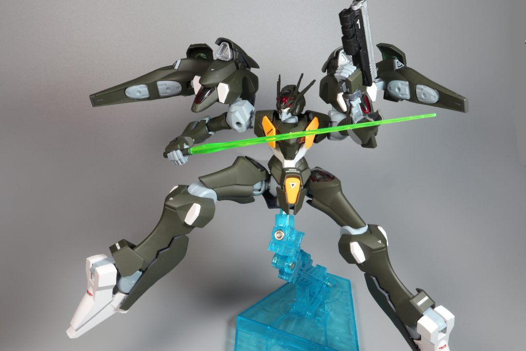 ビームサーベル抜刀のポーズ敵機に肉薄された場合の最終手段。とはいえ、ファラクトは運動性能も高いので接近できれば必ずしも有利ではないかも。