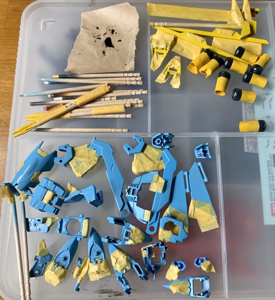 塗り分けのためのマスキング、数が多かったので、焦らずコツコツと進めました。