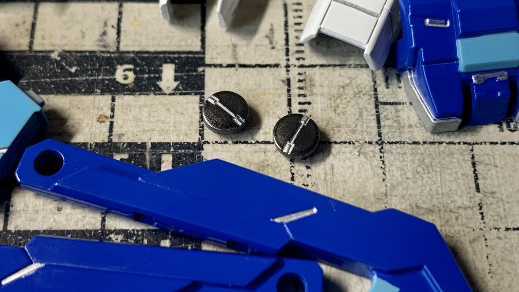 エナメル塗料のシルバーで細かいところにワンポイント塗装を施しています。