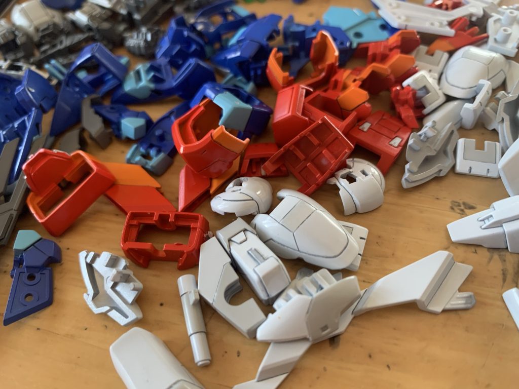 スミ入れを行なった状態です。RGはパーツ数が多いですねぇ。