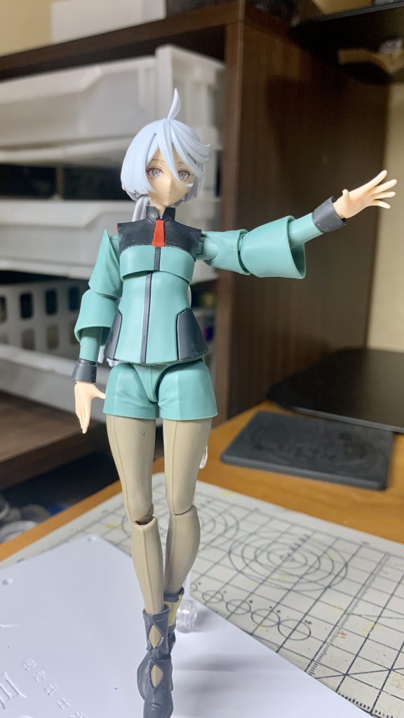 こちらは仮組み状態のミオリネさん。各パーツに表面処理したあとが見て取れるかと思います。