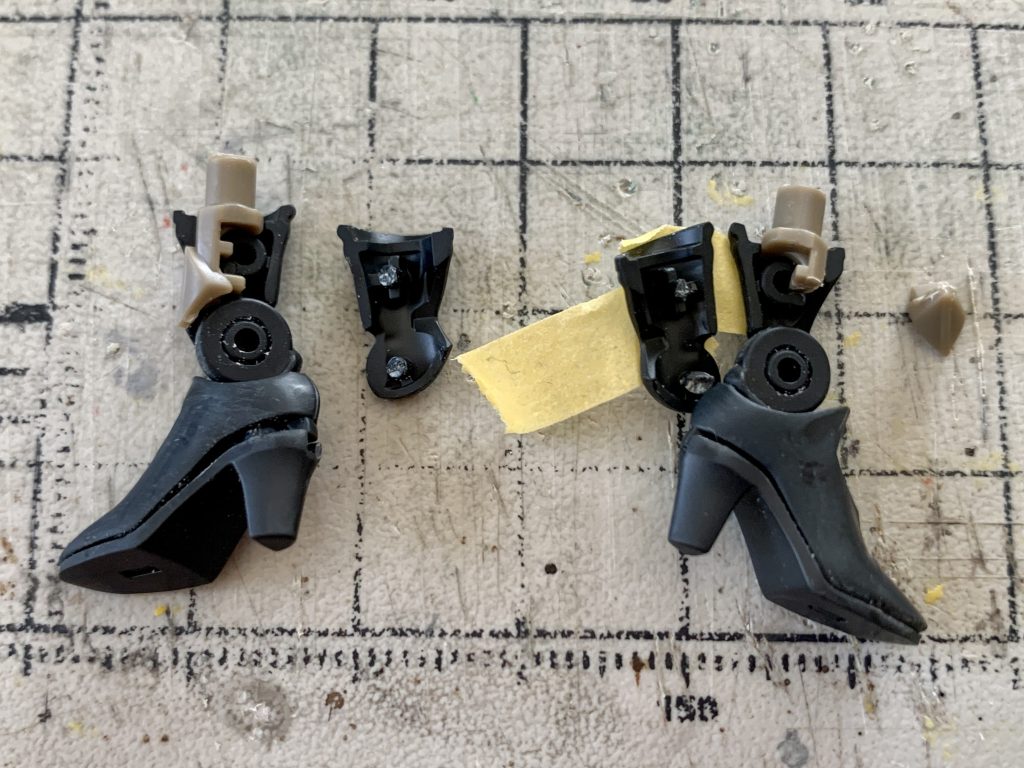ミオリネさんのブーツ部分が挟み込みパーツだったので、後ハメ加工したりと、ちょこちょこ工作しています。