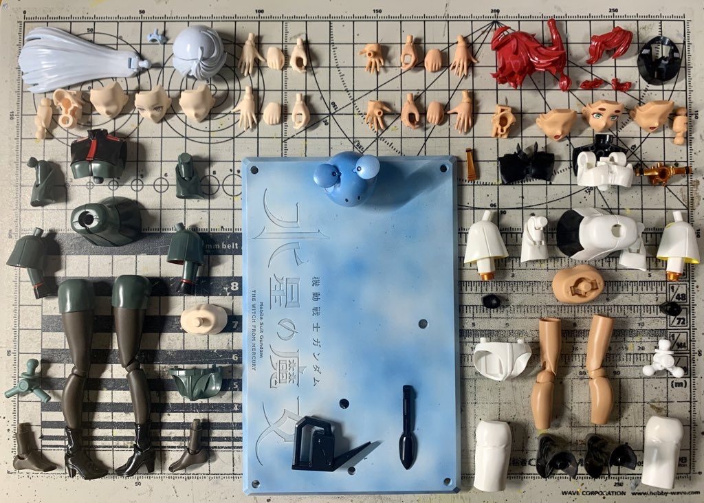 組み立てる前に塗装したパーツを並べてみました。このあとの組み上げがいっちばんテンション上がる瞬間なんですよねぇ。