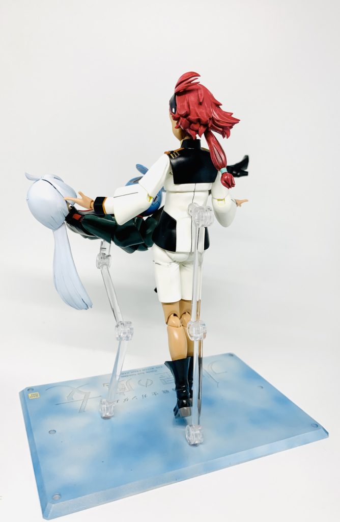 スレッタちゃんとミオリネさんの髪の毛は、数種類の色を使ってグラデーション表現を施しています。また、二人が着ている服のシワ部分にも少し濃い目の色を流し、立体感をつけました。