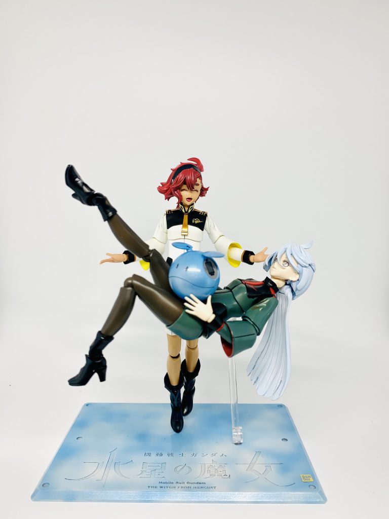 水星モチーフのハロを抱くミオリネさんと、それを笑顔で見つめるスレッタちゃん。第１期の辛いエンディングから現実逃避したくて、平和なシーンをイメージして作りました。