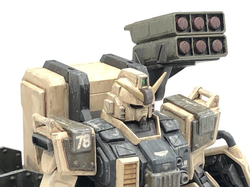 元々大型シールド用に作ったマウント基部を他にも生かしたいと肩ミサイルポッドの採用となりました。