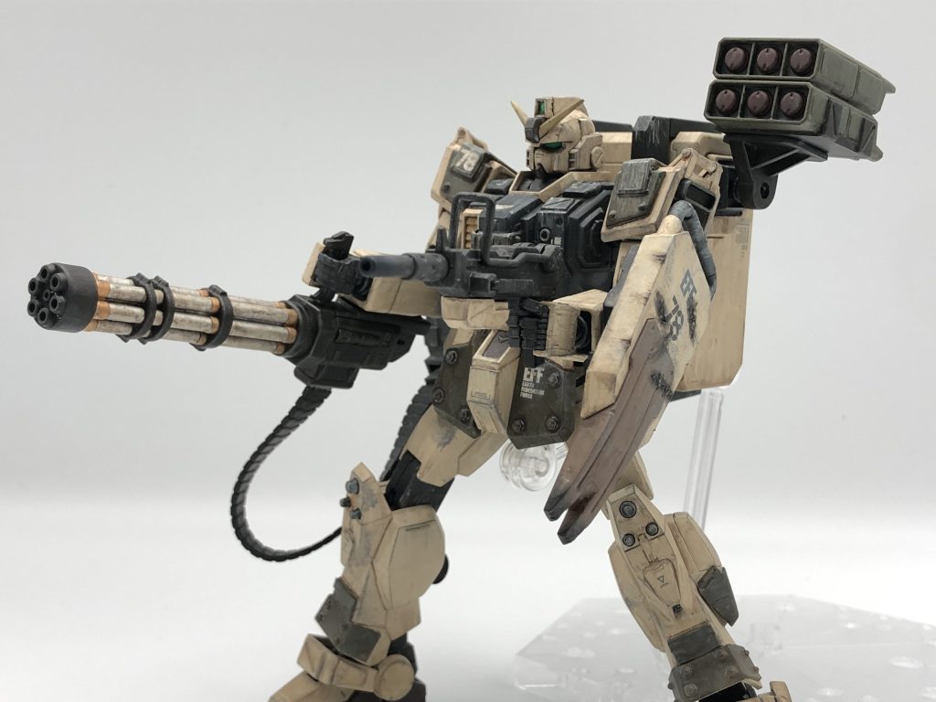 アクションをいくつか大型シールドと大型ガトリング装備に比べれば まだ動ける状態だと思っています。部隊で動いて後ろから火力もりもりで支援するイメージの装備です。