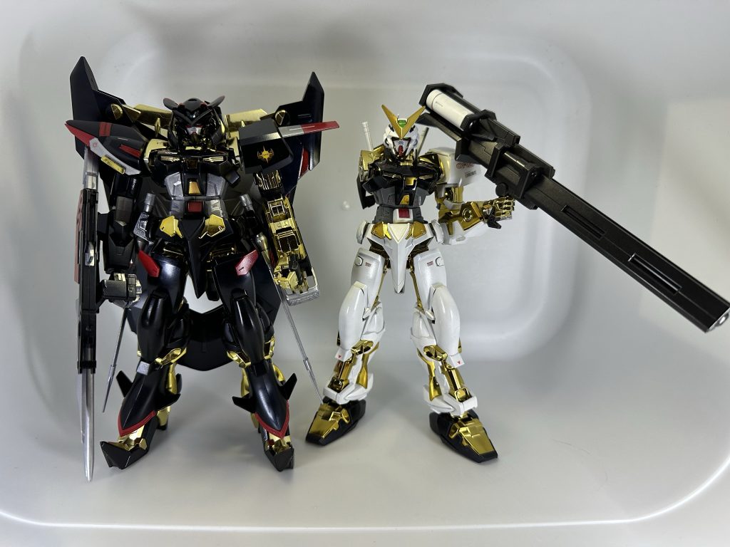 最後は元の状態と２ショット♪組み立て済みの中古品を救出して分解塗装して蘇らせるのは楽しいですね♪(*'ω'*)ちなみにＭＧではゴールドフレーム天は発売されてないと思いますし、ゴールドフレームはプレバン限定品で入手しづらいので、旧キットとはいえアストレイはデキが良いと思うので、この辺好きな人は旧キットを選ぶのも手だと思います♪