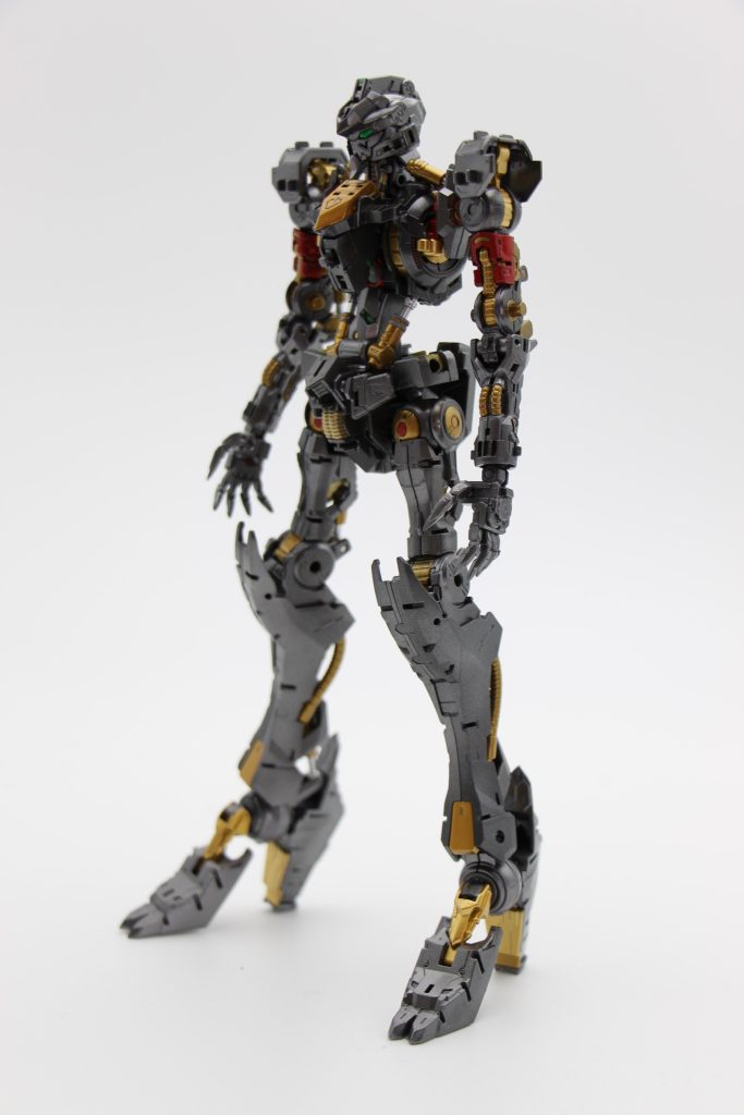 今回一番頑張ったかもしれない内部フレーム。ゴールド3色とフレーム2色、動力パイプも別パーツ化と、最終的に見えなくなるのに、無駄にこだわってみました!